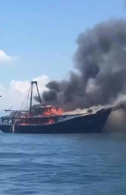 网友爆料渔船视频,惊险一幕！渔船海上遭遇突发状况  第1张